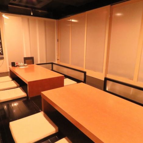 The interior of the store, which was designed by the designer and is unified in black and white, has the image of the stage of Kabuki, which was designed as a stage for sashimi.It is a store that collects the good points of Fukuoka, such as fresh fish, seafood, and Fukuoka's famous hot pot.