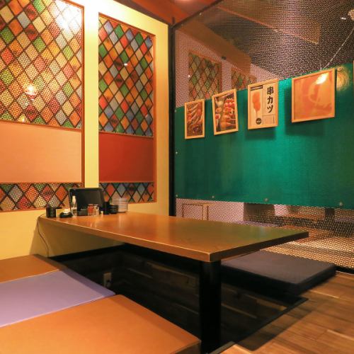 <p>With a total of 166 seats, it&#39;s a perfect space for chatting with friends! There are also spacious private rooms!</p>