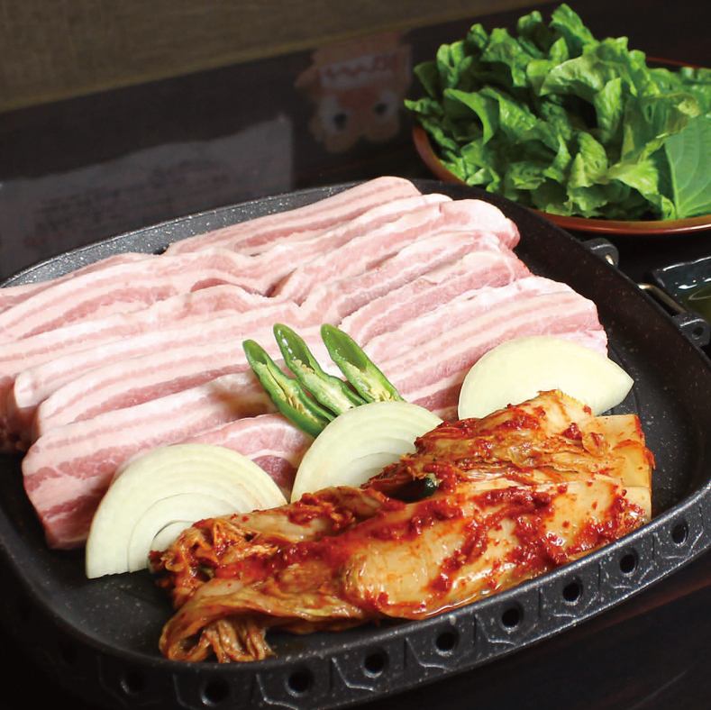 Enjoy Korean gourmet such as samgyeopsal and cheese dak galbi♪