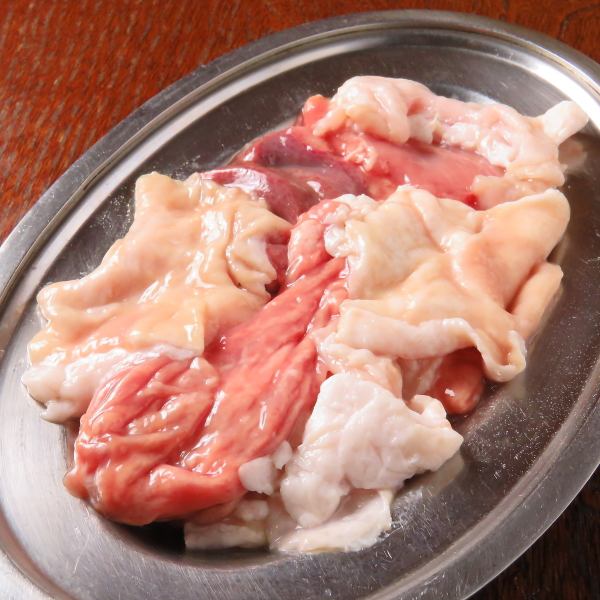 [7 Kinds of Hormones ★☆] You can enjoy various parts of the pork hormones for just 390 JPY (incl. tax)! Recommended!