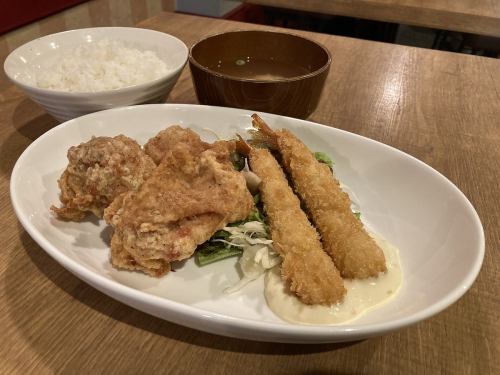 ボリューム満点!!とり唐とエビフライ定食