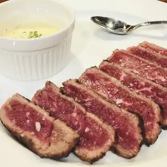 4位 牛肉の塩タタキ