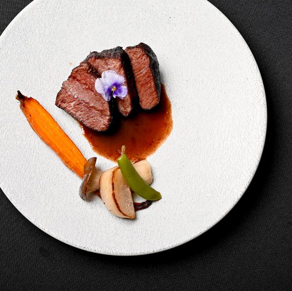 じっくりと煮込んだ和牛ほほ肉の赤ワイン煮がご堪能いただける【お肉のコース】は、6050円(税込)。