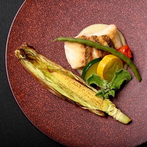 【お魚のコース】では、香ばしく焼き上げた天然鯛のポワレが堂々のメインディッシュ。全6品5280円(税込)。