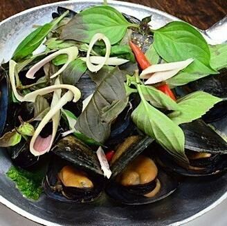 ホイメンプーオップ(ムール貝ハーブ蒸し)