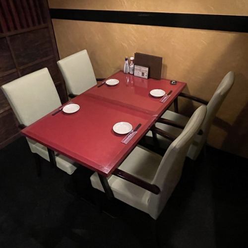 This table can accommodate 2 to 4 people! It's perfect for girls' nights, dates, anniversaries, etc.