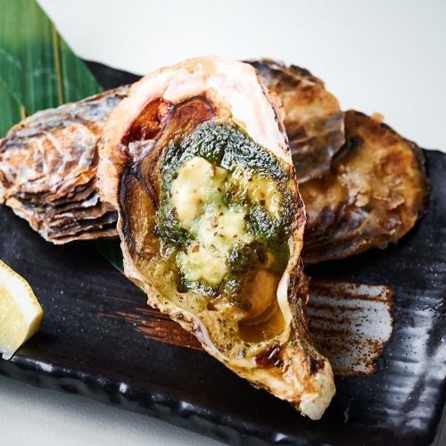 “烤”牡蛎配白酱和香草