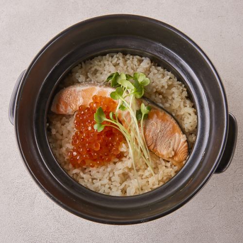 Earthenware pot rice with salmon and salmon roe
