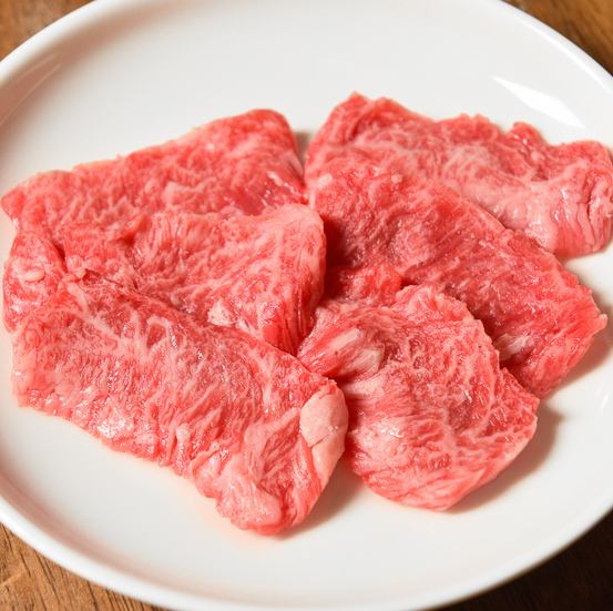 The balance of lean meat and fat is excellent."Kalbi" is a dish that allows you to experience the original flavor, aroma, and texture of Japanese beef.