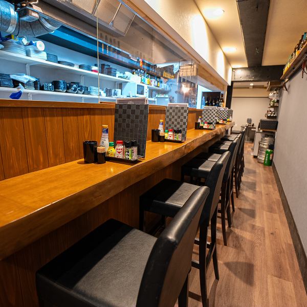 カウンター席が心地よい当店は、仕事終わりのちょいのみに最適な場所です。仕事の疲れを癒しながら、気軽に立ち寄れるアットホームな雰囲気が魅力。温かい笑顔で迎えてくれるスタッフがいて、心地よい会話が楽しめるのもポイント。お酒は厳選された地酒やビールを取り揃えておりリラックスしたひとときを過ごせます。