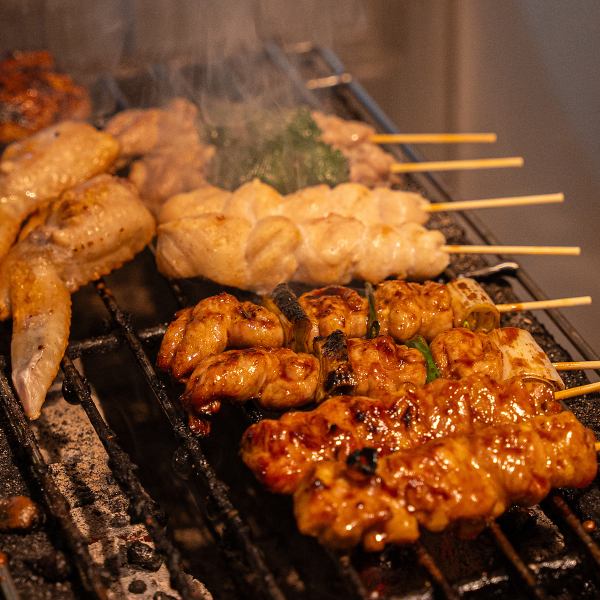 【職人が焼き上げる】オリジナルのタレを使用し、炭火で焼き上げる焼き鳥/385円～（税込）