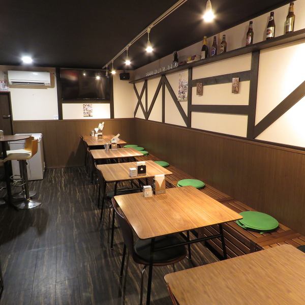 [For banquets and various drinking parties ◎] The clean interior has a table for 4 people and a round table that can be connected in a horizontal row, so it can be used as a group banquet or a private banquet It is the best ◎