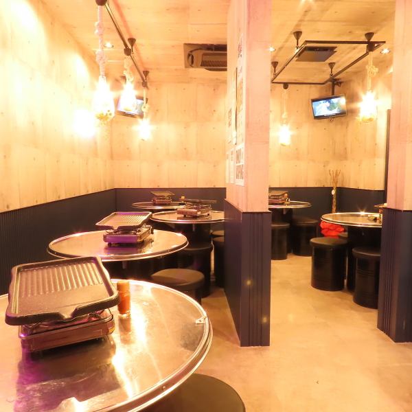 当店の店内空間はネオンを中心とした韓国を五感で感じることのできる雰囲気となっております。