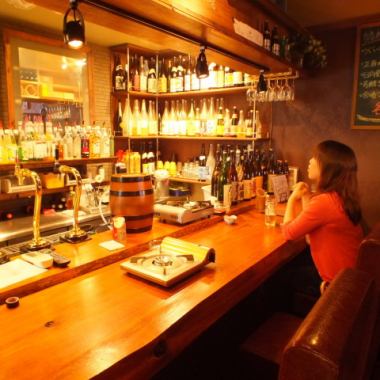 カウンターもあるのでお一人様も大歓迎！地酒や焼酎も豊富なのでじっくり飲みながら時にはスタッフさんと楽しい話に盛りあがったり。カクテルや果実酒もあるので女性のお一人様も安心。カフェのようなダイニングバーのようなお洒落な雰囲気なのでまった～りした夜を愉しめます。