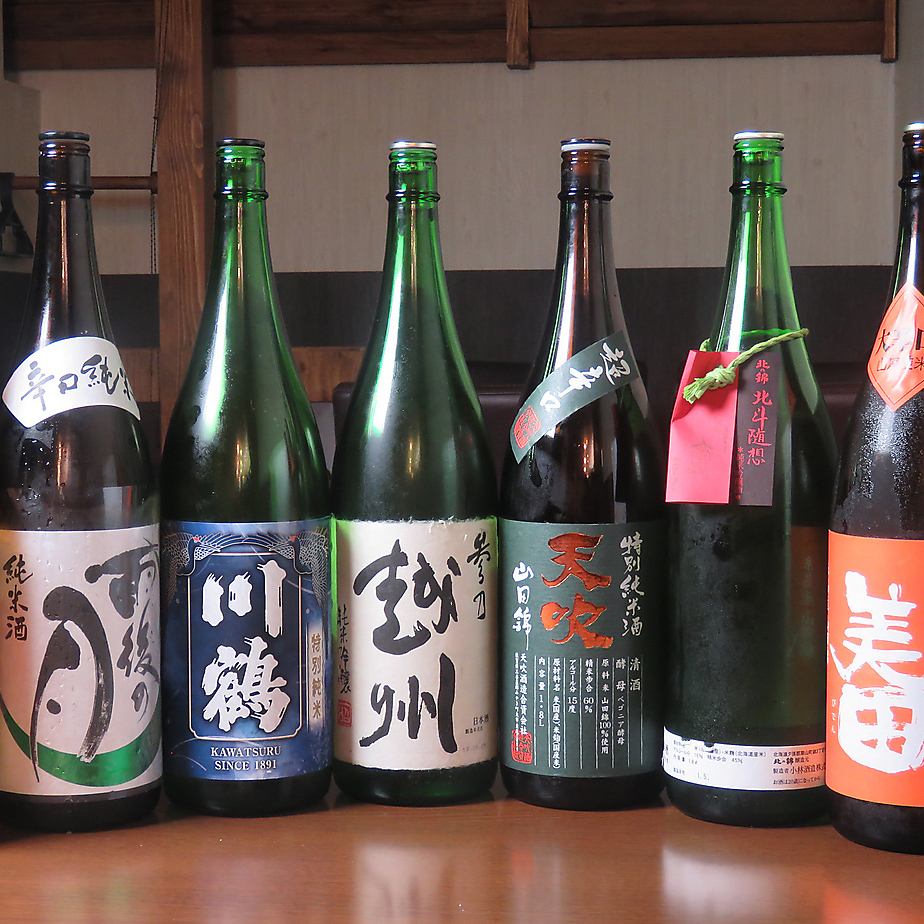 季節に合わせた日本酒など全国各地より豊富に取り揃えております
