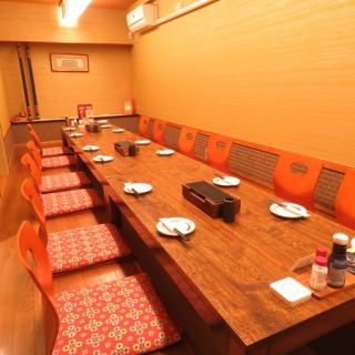 The horigotatsu private room, which can accommodate up to 18 people, is on the second floor.It's the perfect location for customers on their way back from Sunpalest Marine Messe to the Tenjin area.