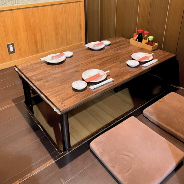 【2名様からご利用可能】木のぬくもりを感じるどこか温かみのある空間♪餃子酒場トラハチ★お仕事帰りにはカウンターでサクッと♪ご家族ではテーブル席でワイワイ♪ご宴会は奥の掘り炬燵個室でゆっくり足を伸ばして♪各シーンに合わせて最適なお席にご案内致します！