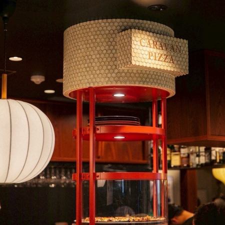 気の合う仲間と食事を囲むのにちょうどいい4人席。横丁のにぎわいを感じながらも、会話がしやすい心地よい距離感で、ゆっくり過ごせます。