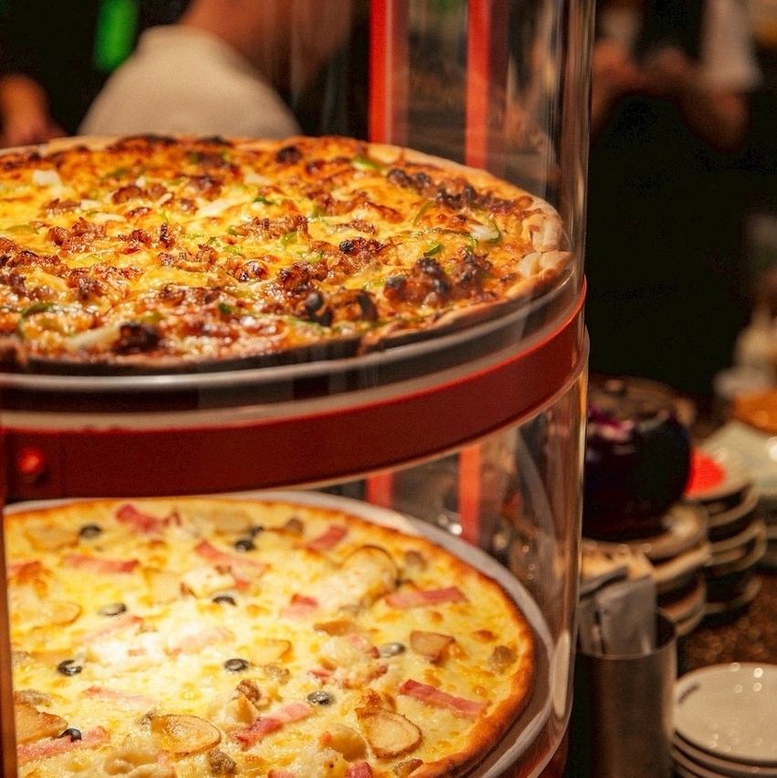 NYピザにアラカルト、昼から一杯も楽しめる横丁ランチ。