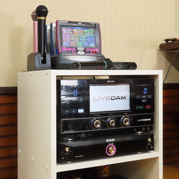カラオケも楽しめるので、気分が盛り上がったらぜひ思い切り歌ってください！一曲100円(税込)で、楽しく歌って、飲みながらリラックスしたひとときをお過ごしいただけます。自慢のおでんとお酒を片手に、カラオケを存分に楽しめます！ぜひ当店で心地よい音楽と美味しい料理をお楽しみください★