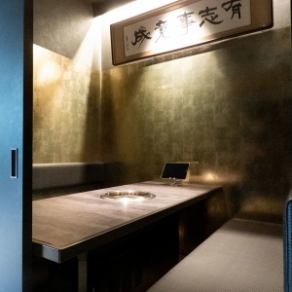 【記念日・デートにおすすめ！！】完全個室のお部屋をご用意しております！最大6名様までご利用いただける完全個室のお部屋は他のお客様を気にすることなくお食事いただけます。個室料金として2000円（税込）いただいております！お気軽にご相談ください。