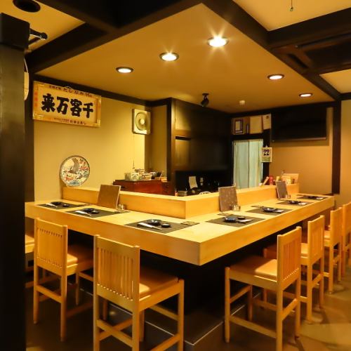 料理人が見れる粋なカウンター席となっております。料理に合うお酒を聞いたり、調理風景を見ながら食事したり、自分好みの時間を過ごせるおすすめのお席です。