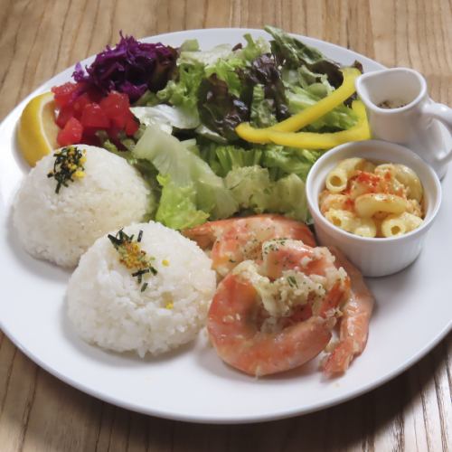ハワイ料理の人気メニュー！『ガーリックシュリンププレート』1780円(税込)