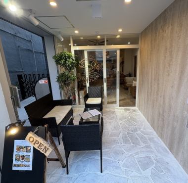 当店にはペット可◎4名様掛けのテラス席を1つご用意しています。開放的な空間で、お食事を楽しむ贅沢をぜひ体験してみてください。爽やかな風と共に、美味しいハワイ料理を味わいながら、リラックスしたひとときを過ごすことができます。解放感溢れる中で特別な時間を楽しみ、心に残る素敵な体験をお楽しみください！