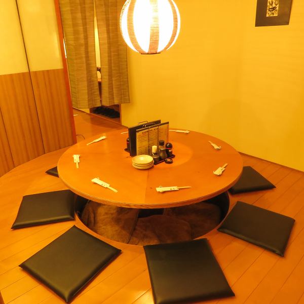 [Fu-Tora] We have various seats that you can choose according to your needs, such as table seats for 4 or 6 people (private rooms are also available), and private rooms for 8 people.It is a high-quality space that is perfect for various banquets.