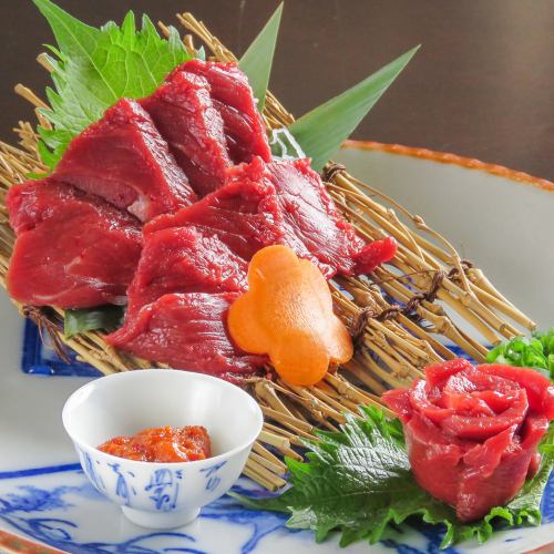 A gem that you definitely want to ask when you come to Futora.[Aizu horse sashimi]