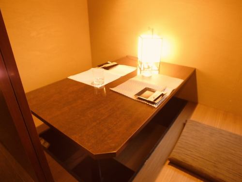 <p>【今だけ！4名個室2名様～OK】少人数向けの掘りごたつ個室。ご友人とのディナーや女子会などのお集まりに◎　カップルにも人気！2人だけの空間をご用意しております。デートにもぴったりです。</p>