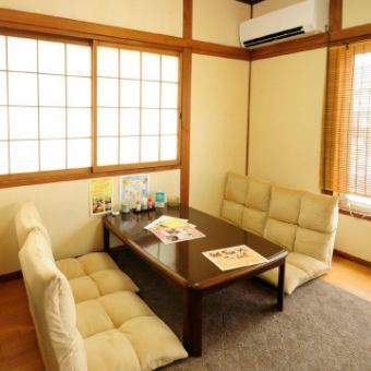 这是一间带榻榻米房间的私人房间，您可以在这里度过“在家喝酒”的感觉。您可以在温暖的气氛中享受宁静的宴会。