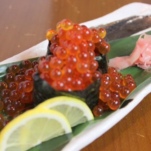 Large salmon roe and sea urchin gunkanmaki
