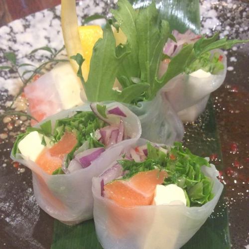 Fresh spring rolls with salmon and cream cheese (salmon/prosciutto)/cheese omelet/naan pizza