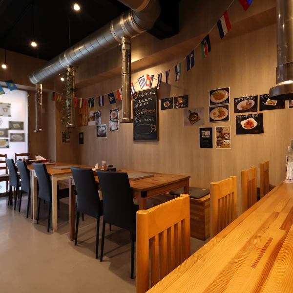 【カウンター席】お一人様からお気軽に楽しめるカウンター席を4席ご用意。「お仕事帰りにちょっと一杯飲みたい」「仲間と気軽に乾杯したい」そんな方にぴったり◎居酒屋ならではのスピードメニューもございますので、美味しいアジア料理といっしょにお楽しみください！