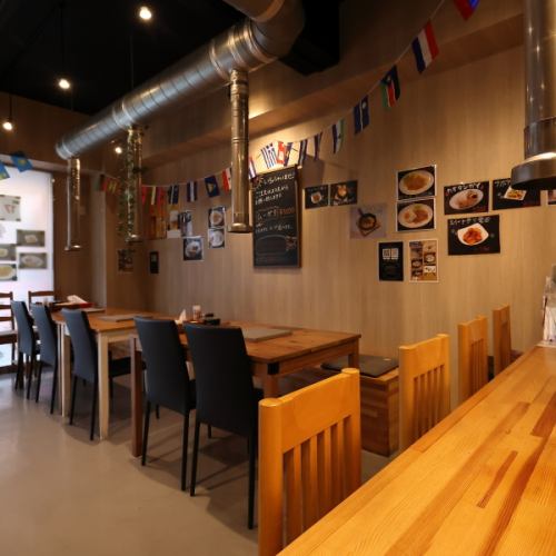 広々としたテーブル席