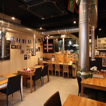 【テーブル席】4名様席、6名様席があるテーブル席は、ご家族やご友人とのお食事にぴったり。ゆったりとした空間で、快適にお過ごしいただけます。テーブルを繋げて大人数でのご利用も可能です♪