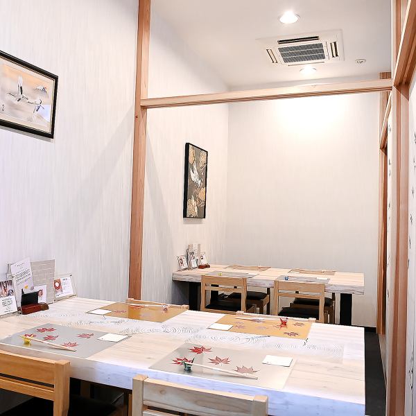 [Private rooms suitable for various occasions] Our store is located on the cobblestone streets of Kamigofukumachi.The 4-person room is a semi-private room that can be used by up to 8 people by removing the partition.Why not enjoy a stylish moment in a space like a hideaway for adults where you can forget about time and relax.