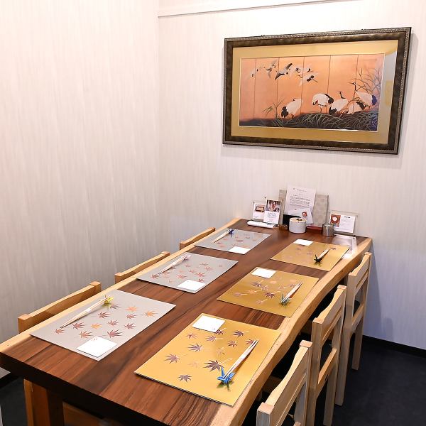 [Special Japanese space] Equipped with a private room for 6 people that can be used in a wide range of situations.The carefully selected table, purchased by the owner himself, is made from a special piece of wood called "monkey pod".The food served here has an exceptional taste.