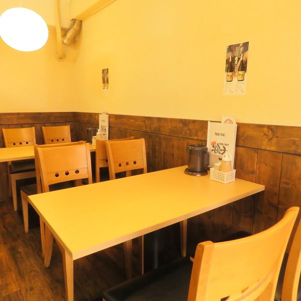 There is an eat-in seat in the shop. Besides karaage, there are many other izakaya menus such as edamame, addictive cucumber, fried potatoes etc.!The table can be connected and up to 8 people can be used, so banquets are also OK! Please use it for a sak drink after work or a meal with friends ♪