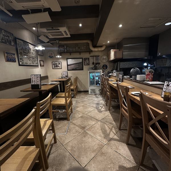 【カウンター席】お1人様も大歓迎♪ピッツァの焼き場が見える特等席！ガッツリお食事はもちろん、イタリアンとワインでちょい飲み利用も気軽にどうぞ。お1人様でも来店しやすいカウンター席では、調理風景を目の前でお楽しみいただけます。