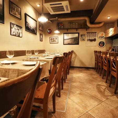 【テーブル席】店内はイタリアから届いた数々のインテリアで彩られ、壁に掛かったナポリの風景写真を眺めながらワインで乾杯すると、なんだか本場のイタリアにトリップした気分に…♪BGMもイタリアの曲が流れ気分はイタリア旅行！