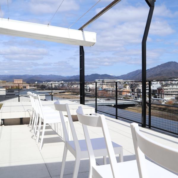 最寄の駅から徒歩3分圏内（三条京阪・京都市役所前駅）☆設備の貸し出し無料！！ステージあり、プロジェクター＆大型スクリーン、ワイヤレスマイク