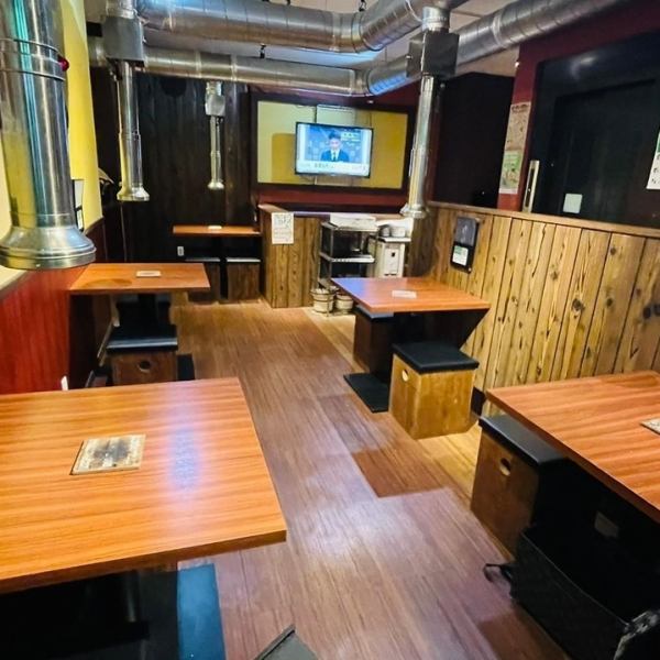 1階は2名様席を多数ご用意！七輪での本格的な焼肉をお楽しみください。