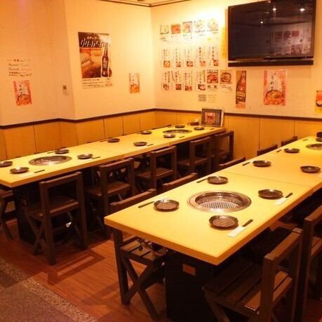 広々とした店内にはテレビがあり、スポーツ観戦などもお楽しみいただけます。地下1階は大人数でのご利用にも対応！宴会のご相談も、お気軽にご連絡ください。