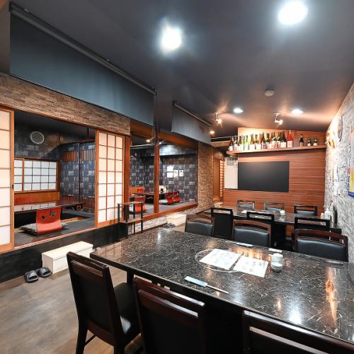 <p>店内は昔ながらのレトロな雰囲気が漂い、和の趣を感じる落ち着いた空間。いけすを設置し、鮮度の高い魚介を目の前で楽しめるのも魅力です。法事やお祝い事にも対応し、幅広いシーンで利用できる心配りが行き届いています。落ち着いた時間をゆっくり過ごし下さいませ。</p>
