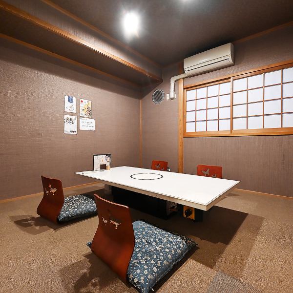 20名～40名様まで貸切対応可能な広々とした空間は、会社の宴会や法事、お祝い事など大人数の集まりに最適です。座敷や掘りごたつ席を完備し、ゆったりくつろげます。貸切も可能で、プライベート感を大切にした宴会に好適。用途に合わせた席配置にも対応し、会話のしやすい落ち着いた雰囲気です。