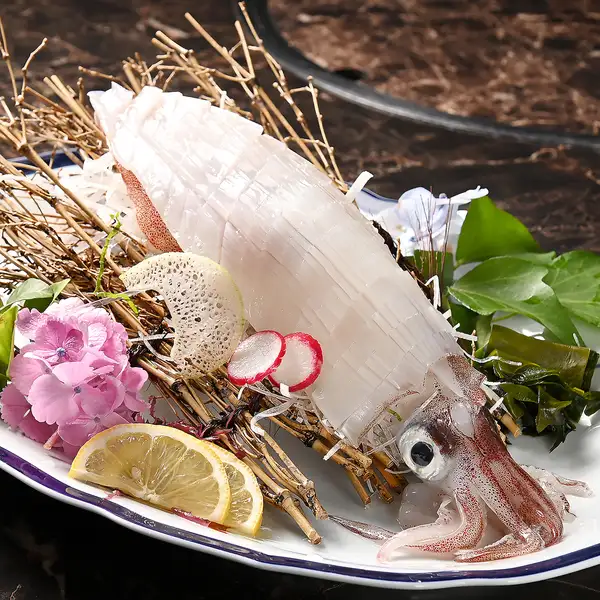 いかの活き作りとタコの踊り食い いけすからの新鮮素材を使用旨味広がる一品