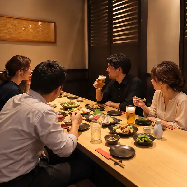 【非常适合小型年末聚会】享受轻松、半私密的房间,与朋友或同事聚会。在我们的下沉式座位区伸展双腿,享受美味的食物和饮品,欢度年末时光。