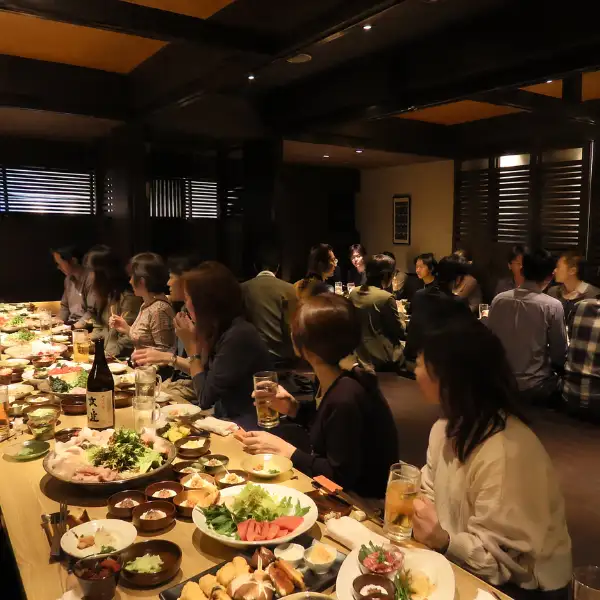 【30-44人私人聚会】公司年终聚会或大型聚会,可包下整个餐厅,打造真正统一而难忘的活动。所有座位都是下沉式桌子(堀がゃん)。请告知您的首选日期、人数和预算。